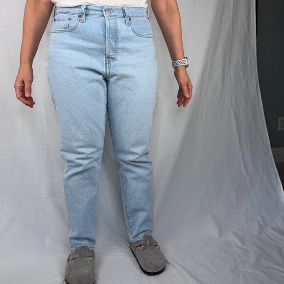 Levi Strauss & Co. Women's Wedgie style Light Wash Tapered Ankle Denim | Size 31 - Picture 7 of 8